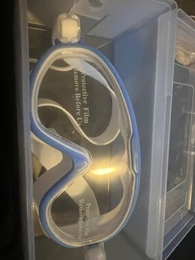 GOOGLES SWIMMING W/EARPLUGS & W/STRAP PLASTIC CASE INCLUDED BLUE NIC